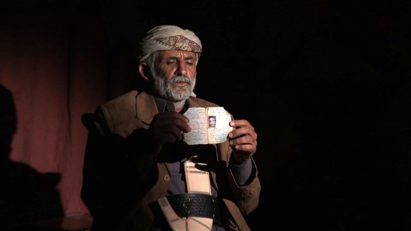 Abdullah Muhammad al-Tisi mit einem Foto seines Sohns Ali Abdullah Muhammad al-Tisi. Foto: Human Rights Watch.